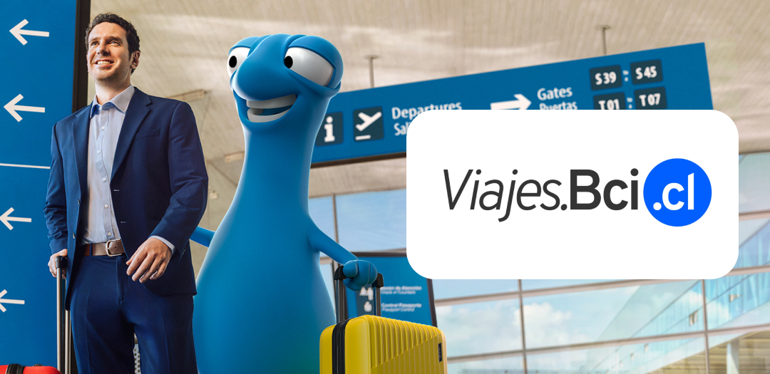 Hombre y azul en aeropuerto con maletas