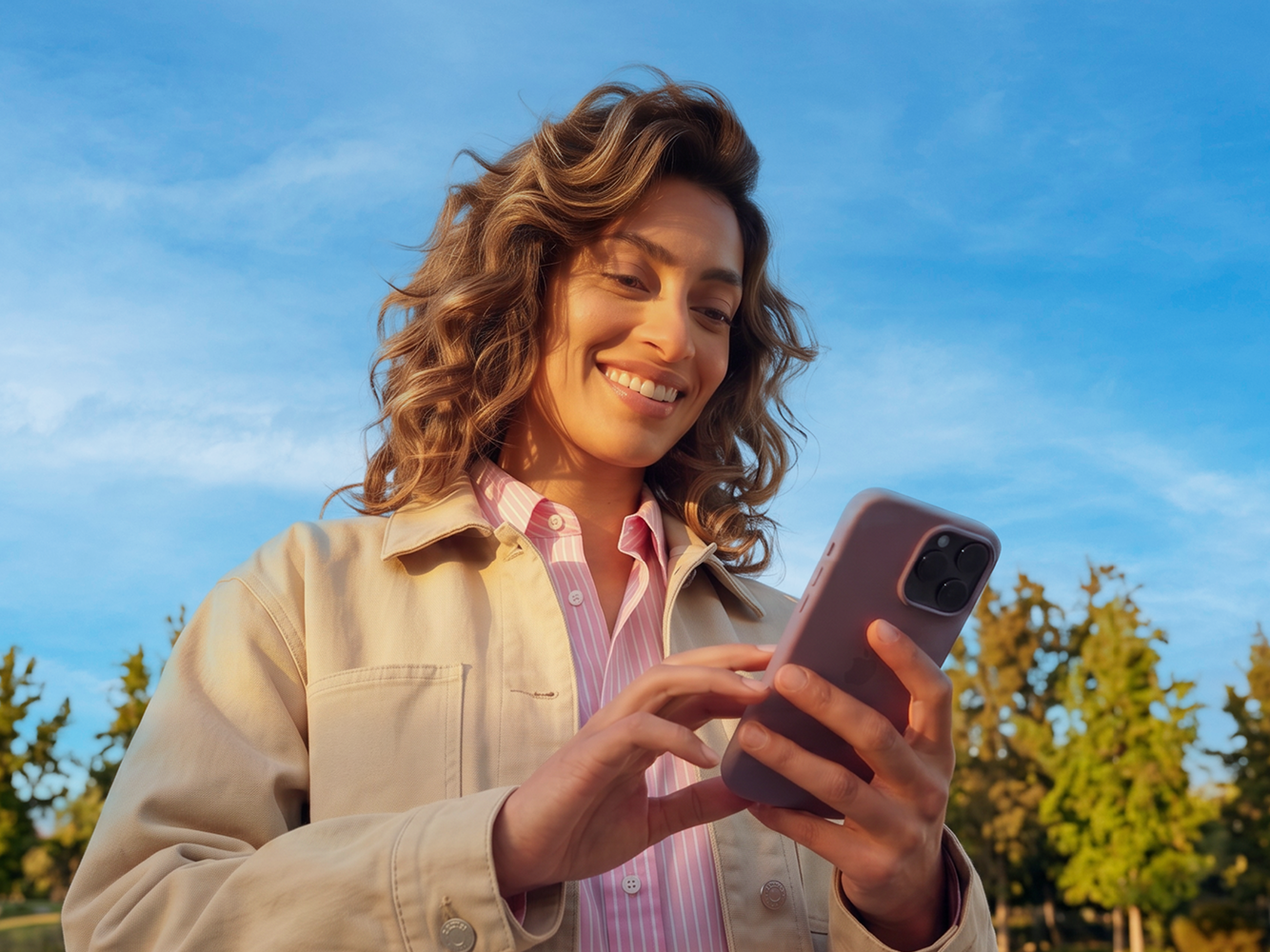 Persona feliz utilizando su telefono