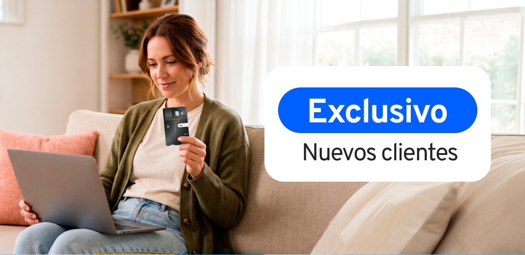 Mujer mirando una laptop con tarjeta en la mano