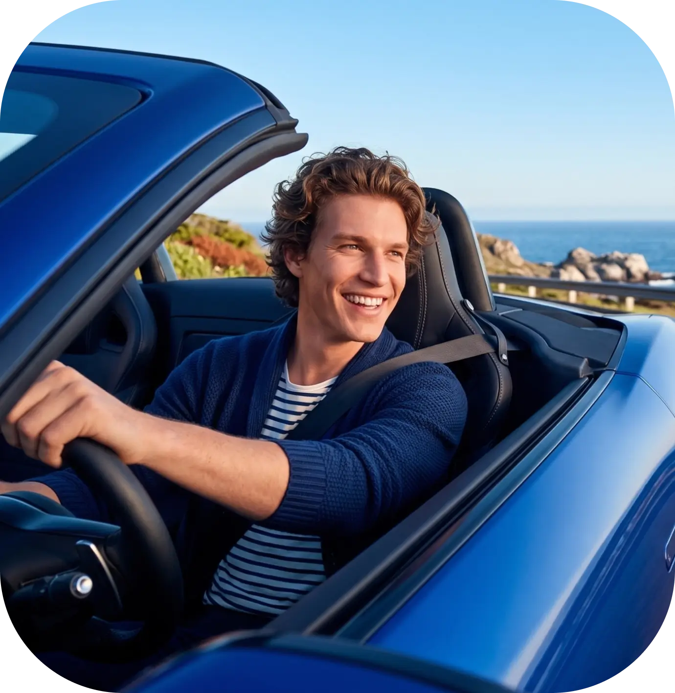 Hombre feliz en su auto que compró con su Crédito Bci con descuento en tasa