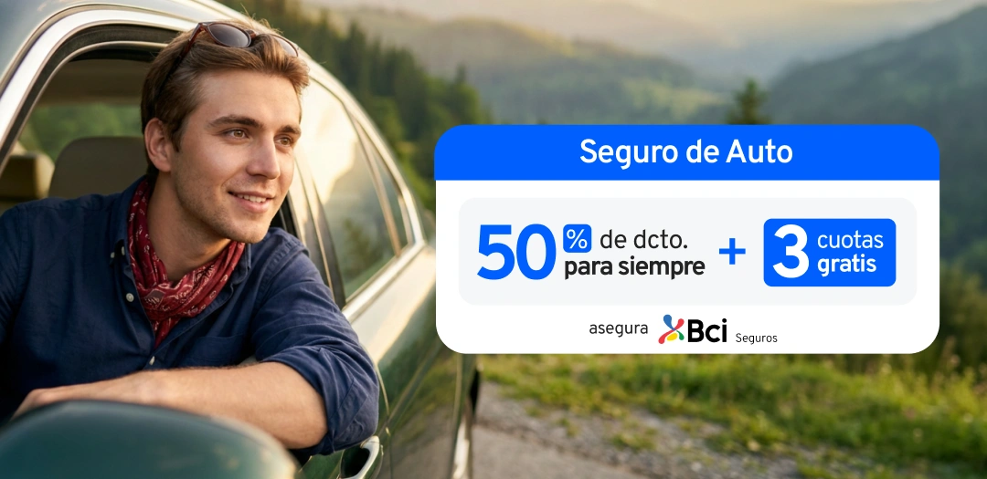 Hombre sonriendo en un auto