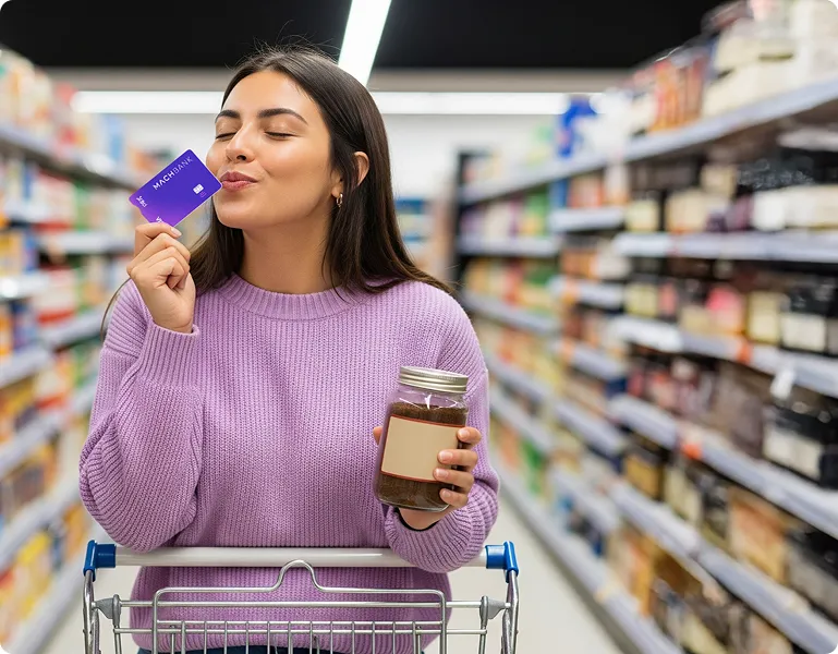 Mujer usando la tarjeta de benefito MACHBANK en supermercado