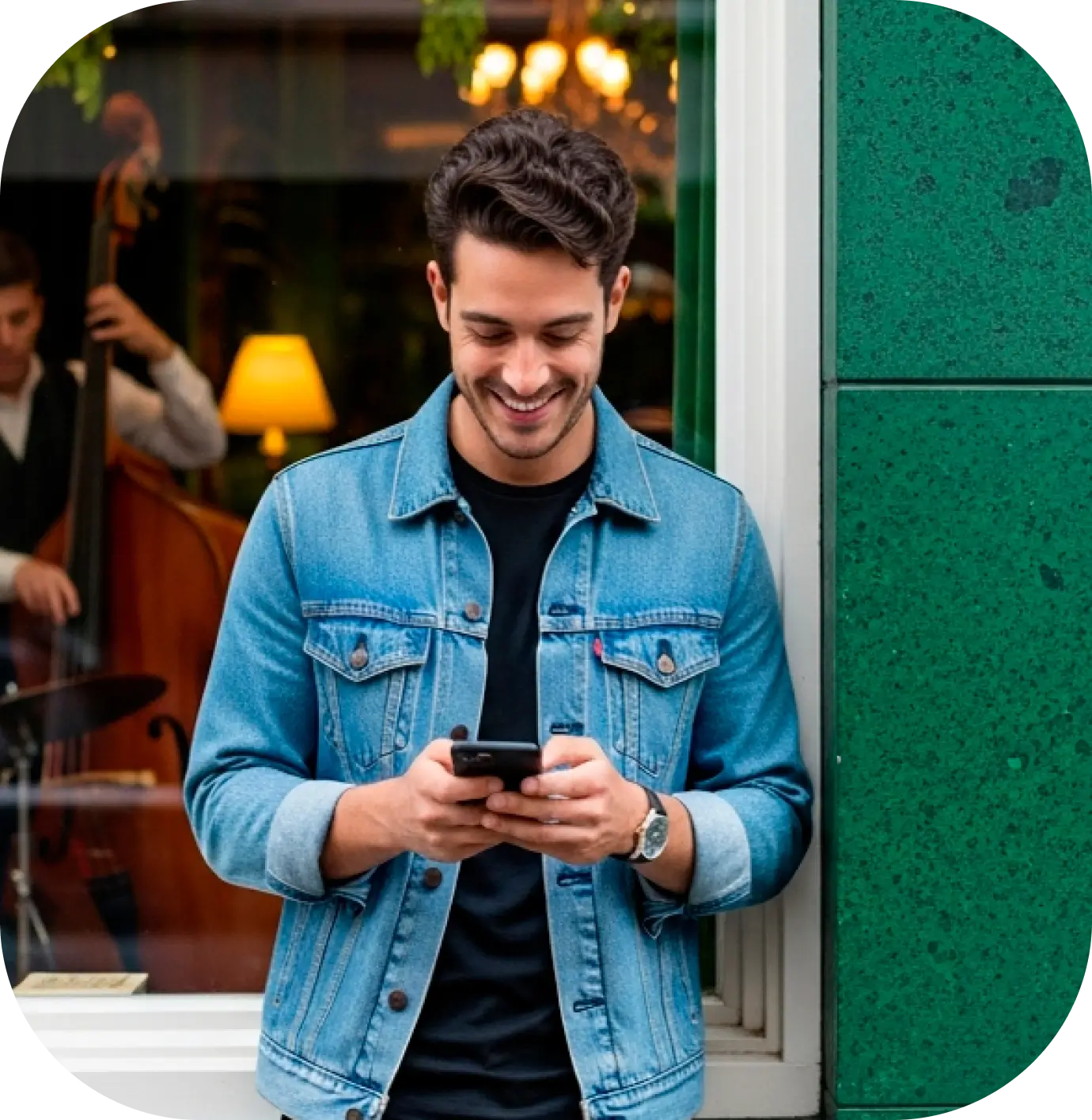 Hombre feliz con su Crédito Bci con descuento en tasa