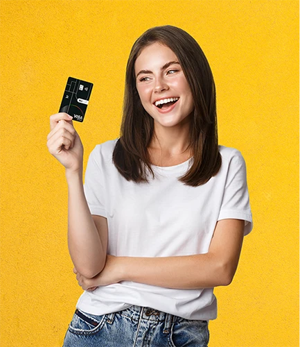 Mujer sosteniendo tarjeta del banco Bci