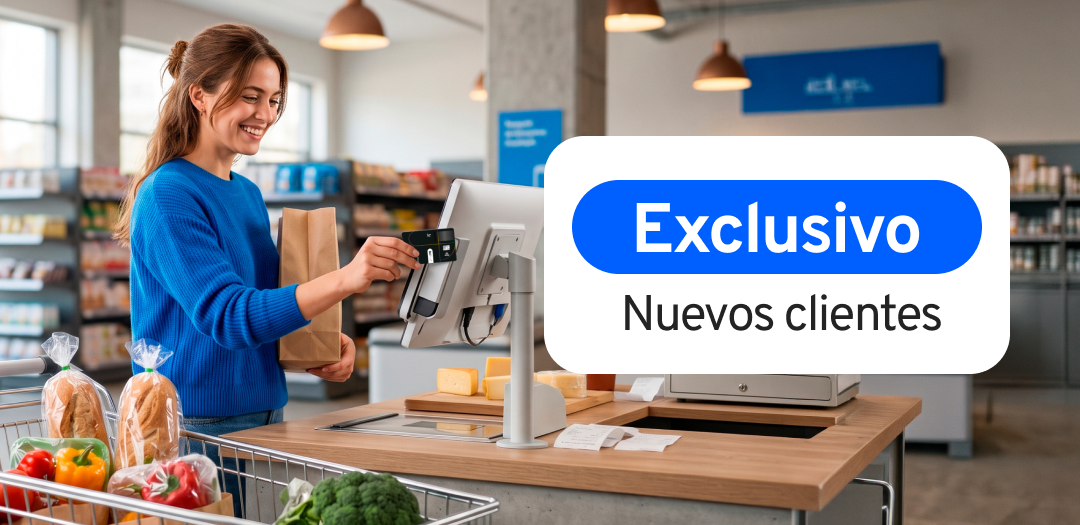 Mujer pagando en el supermercado