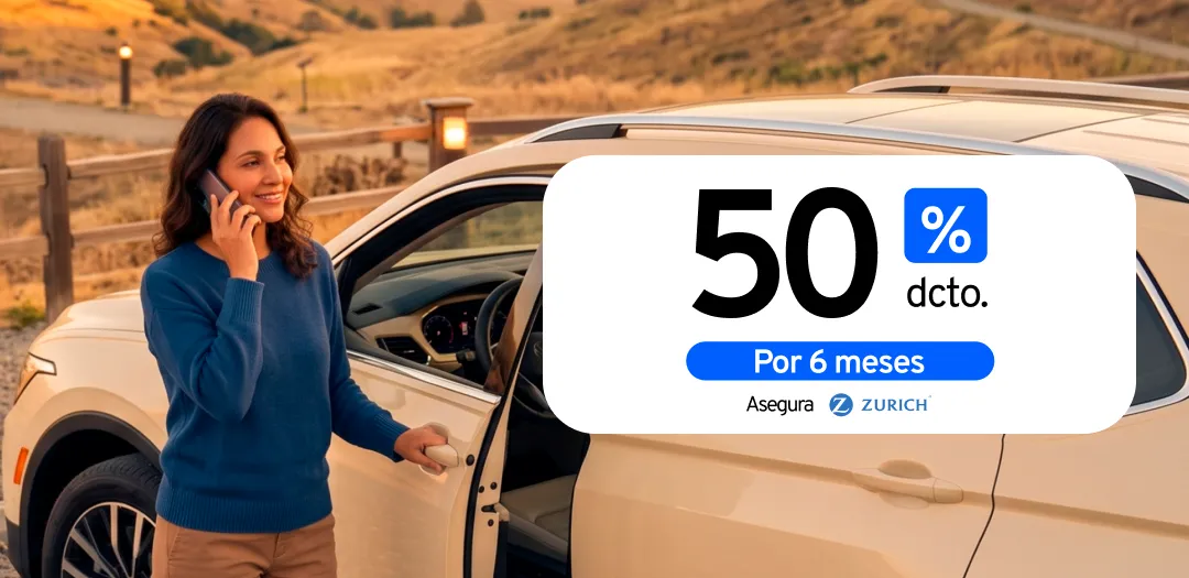 Mujer fuera de un automóvil hablando por teléfono
