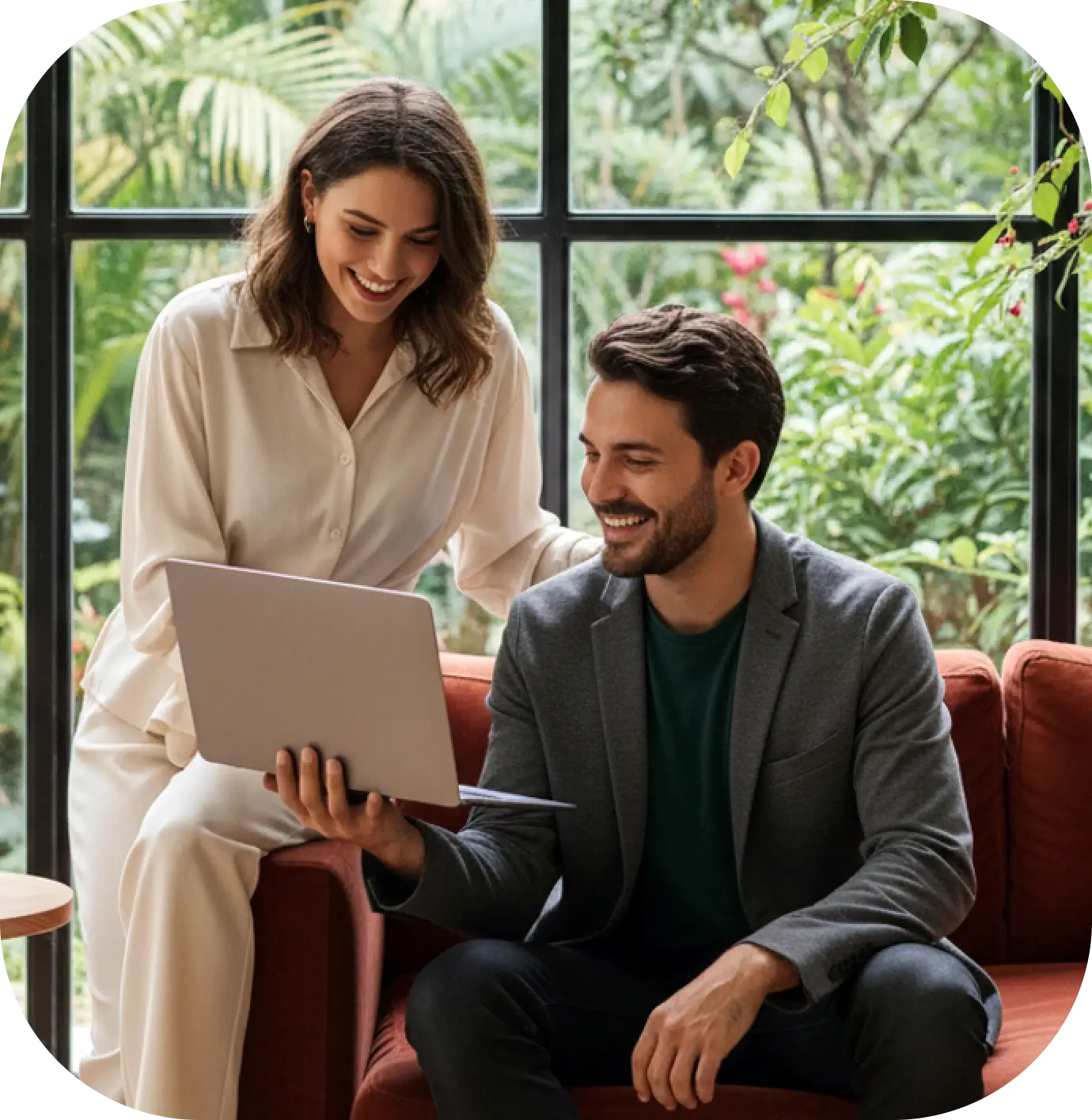 Pareja feliz porque tiene beneficios en su crédito de consumo por Black Days (Días Black)