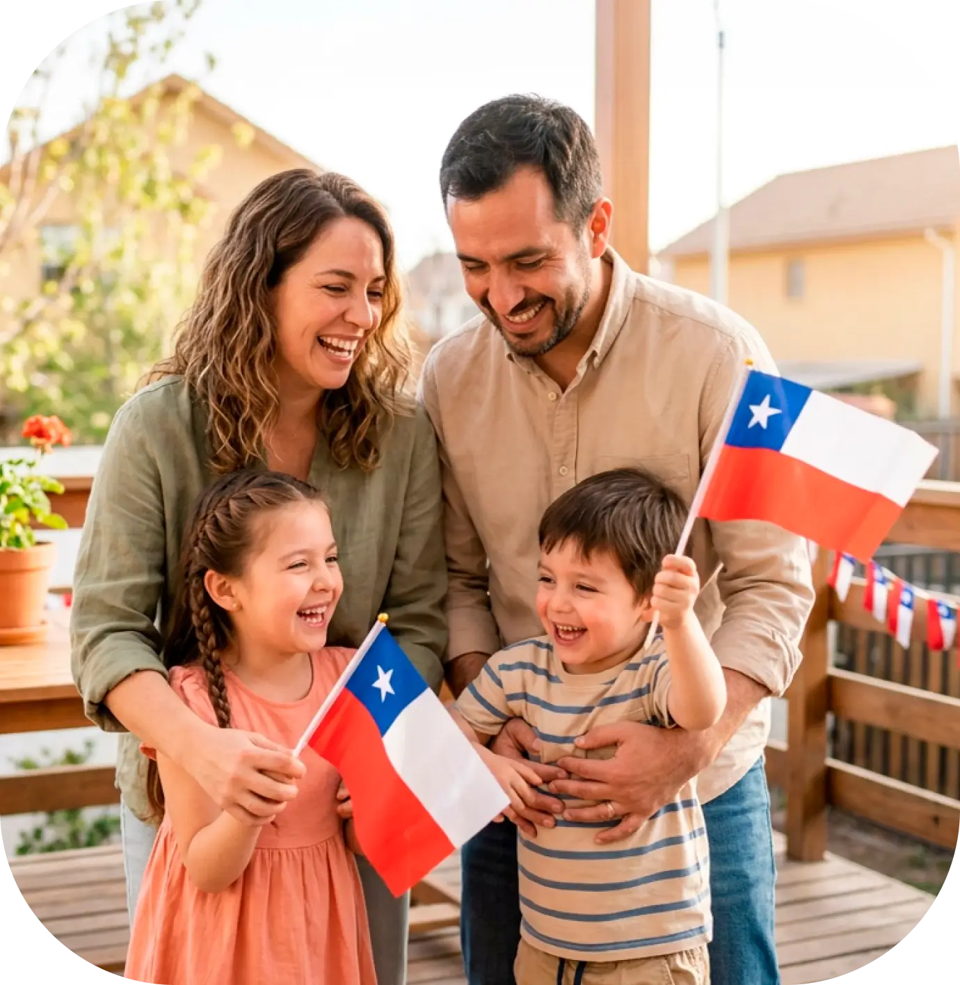 Familia feliz porque celebran las Fiestas Patrias con su Crédito Bci con descuento en tasa