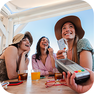 Mujeres disfrutando el verano