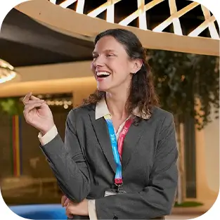 Mujer en sucursal Bci