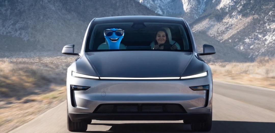 Auto en carretera y mono azul